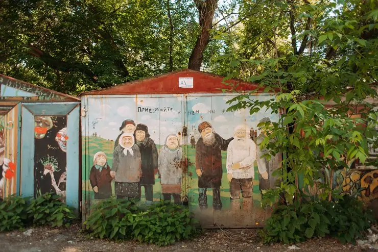Роспись с жителями города на воротах старого гаража
