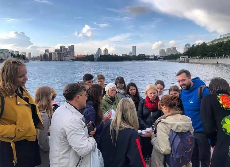 Группа на авторской прогулке у набережной Городского пруда